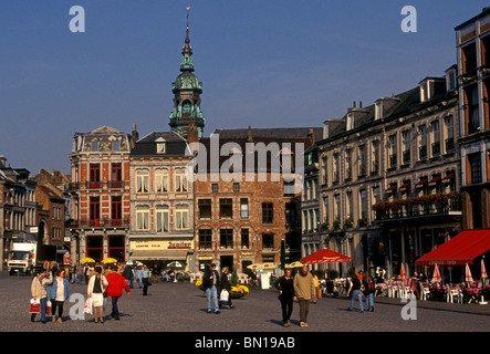 Passanten in Grand Place Stadt Mons wallonischen Region Belgien Europas Stockfoto