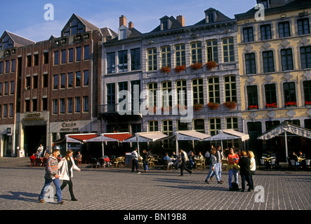 Passanten in Grand Place Stadt Mons wallonischen Region Belgien Europas Stockfoto