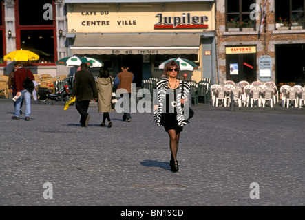 Personen Erwachsene Frau zu Fuß in Grand Place Stadt Mons wallonischen Region Belgien Europas Stockfoto