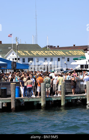 Menschen versammelten sich in Claudios Marina im Hafen von Greenport am östlichen Ende des North Fork von Long Island NY Stockfoto