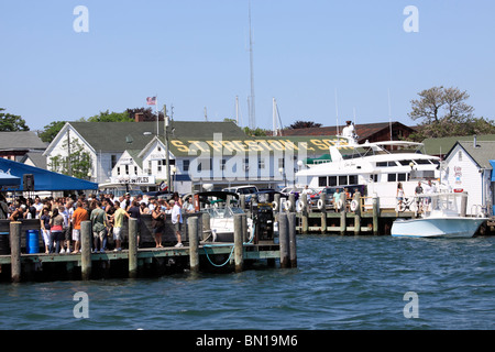 Menschen versammelten sich in Claudios Marina im Hafen von Greenport am östlichen Ende des North Fork von Long Island NY Stockfoto