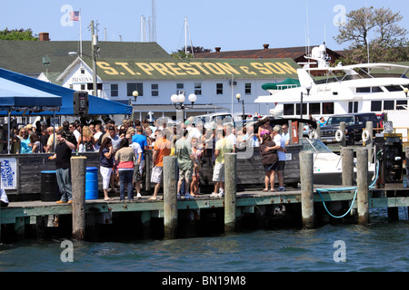 Menschen versammelten sich in Claudios Marina im Hafen von Greenport am östlichen Ende des North Fork von Long Island NY Stockfoto