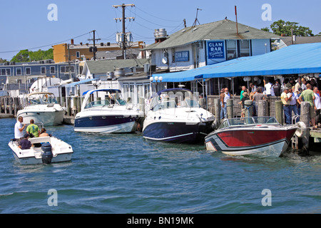 Menschen versammelten sich in Claudios Marina im Hafen von Greenport am östlichen Ende des North Fork von Long Island NY Stockfoto