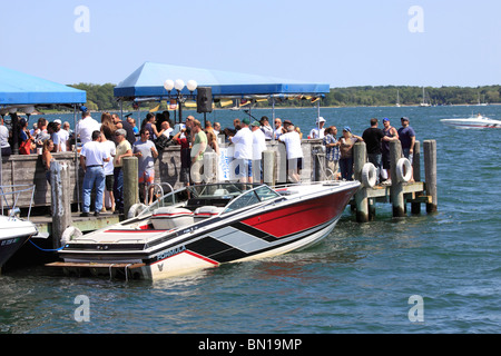 Menschen versammelten sich in Claudios Marina im Hafen von Greenport am östlichen Ende des North Fork von Long Island NY Stockfoto