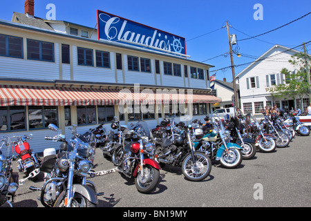 Motorräder parken vor Claudios Fischrestaurant, ein beliebter Treffpunkt, Greenport Long Island NY Stockfoto