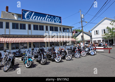 Motorräder parken vor Claudios Fischrestaurant, ein beliebter Treffpunkt, Greenport Long Island NY Stockfoto