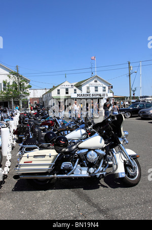 Motorräder parken vor Claudios Fischrestaurant, ein beliebter Treffpunkt, Greenport Long Island NY Stockfoto