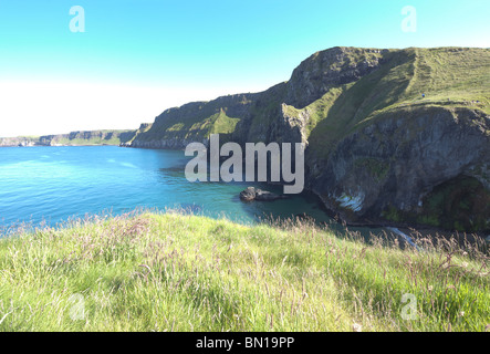 Küste neben Carrick-a-Rede Rope Bridge, in der Nähe von Ballintoy, County Antrim, Nordirland Stockfoto