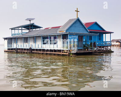 schwimmende katholische Kirche, Chong Khneas schwimmende Dorf, Tonle Sap See, Siam Reap, Kambodscha Stockfoto