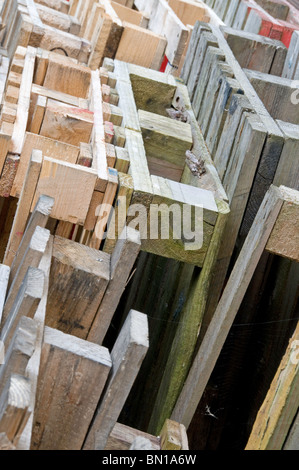 Stapel von leeren Holzpaletten Stockfoto