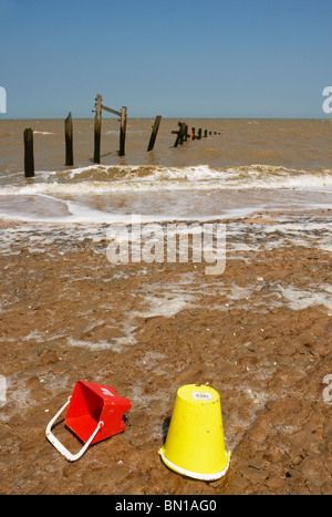 Kunststoff-Eimer am Leysdown Strand auf der Isle of Sheppey in Kent.  Foto von Gordon Scammell Stockfoto