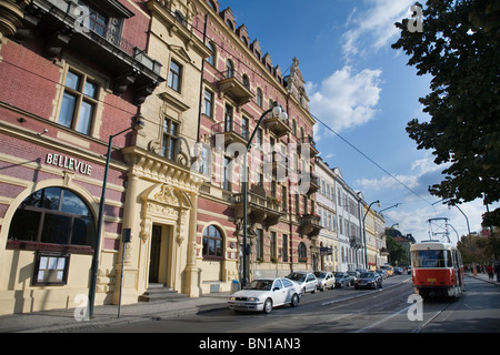 Eine Straßenbahn in einer Straße durch den Fluss, Prag, Tschechische Republik Stockfoto