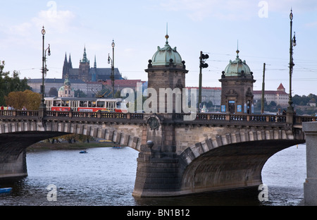 Straßenbahn-Brücke über die Moldau, Prag, Tschechische Republik Stockfoto