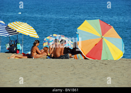 Urlauber am Strand, Torremolinos, Costa del Sol, Provinz Malaga, Andalusien, Spanien, Westeuropa. Stockfoto