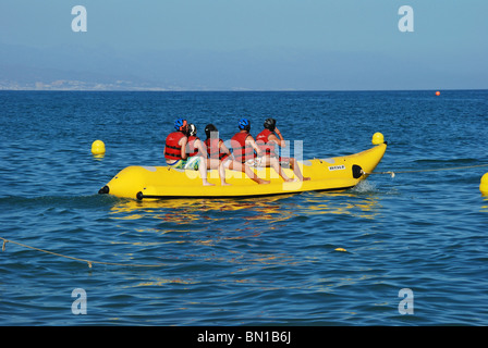 Urlauber auf der Banane Boot, Torremolinos, Costa Del Sol, Provinz Malaga, Andalusien, Spanien, Westeuropa. Stockfoto