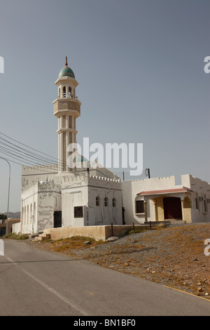 Wüste am Straßenrand Minarett und Moschee im Wadi Dorf Fanja, Hajar al Gharbi, Sultanat von Oman. Foto: Willy Matheisl Stockfoto