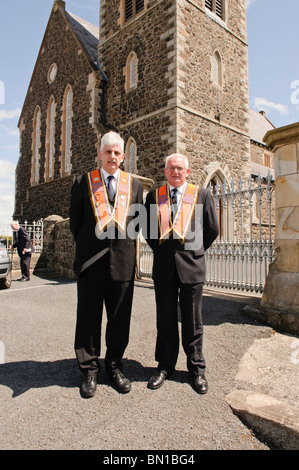 27. Juni 2010. Stellvertretende WM Nigel Dawson und Bezirk WM Darryl Hewitt außerhalb Drumcee Kirche. Stockfoto