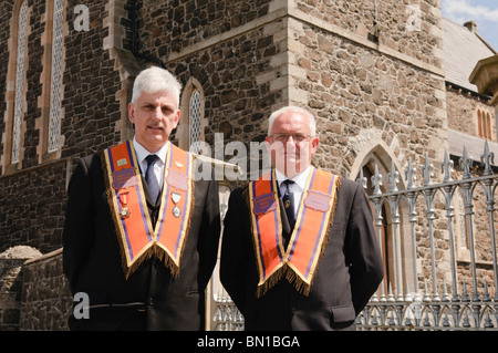 27. Juni 2010. Stellvertretende WM Nigel Dawson und Bezirk WM Darryl Hewitt außerhalb Drumcee Kirche. Stockfoto