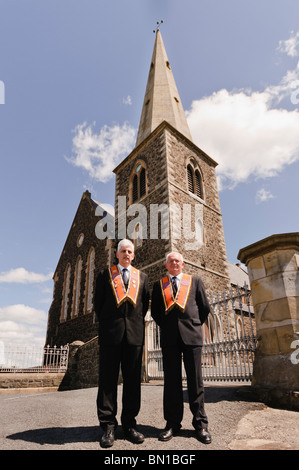 27. Juni 2010. Stellvertretende WM Nigel Dawson und Bezirk WM Darryl Hewitt außerhalb Drumcee Kirche. Stockfoto