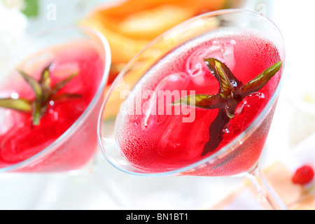 Erfrischende Sommercocktail, Tee oder Limonade mit Schokolade Minze und Eiswürfeln Stockfoto