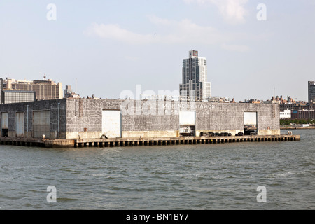 schäbige NYC Marine & Aviation Pier mit gebrochenen US Linien Zeichen noch auf Dach am Hudson River Waterfront von Manhattan NYC montiert Stockfoto