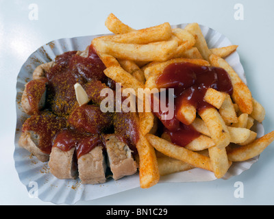 Detail des traditionellen Berliner Currywurst Imbiss am berühmten Konnopke Currywurst stand im Prenzlauer Berg in Berlin Deutschland Stockfoto