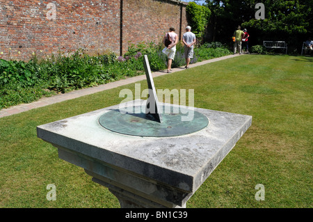 eine Sonnenuhr in Heligan Gärten in Cornwall, Großbritannien Stockfoto