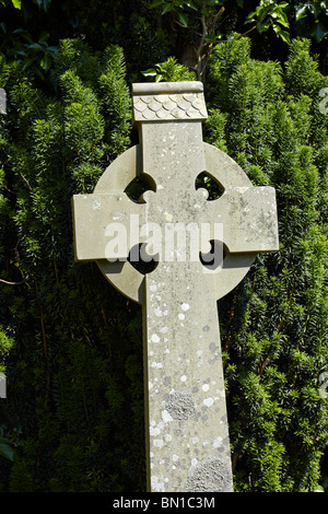 Keltisches Kreuz auf dem Friedhof der Kirche von St Ishow, Partrishow, das Tal der Grwyney, Powys, Wales, UK Stockfoto