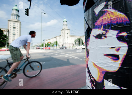 Ansicht des Frankfurter Tor auf der Karl-Marx-Allee mit Pop-Plakat Vordergrund im ehemaligen Ost-Berlin-Deutschland Stockfoto