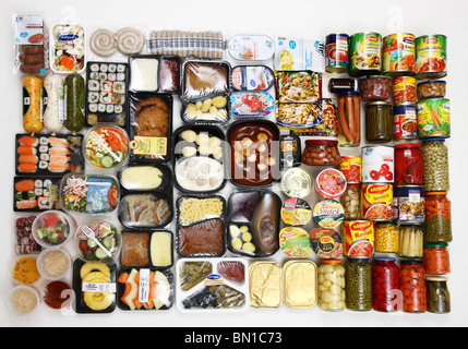 Auswahl von Convenience Food. Frische Salate, Obst, Fleisch, Suppen und Pasta-Gerichte in Dosen, lesen,-Fertiggerichte, Gemüse. Stockfoto