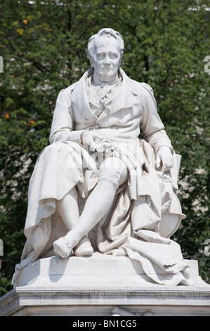 Statue von Alexander von Humboldt außerhalb der Humboldt Universität in Berlin Deutschland Stockfoto