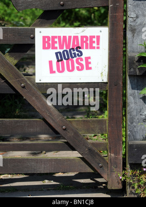 "VORSICHT HUNDE LOCKER" SCHILD AM TOR UK Stockfoto