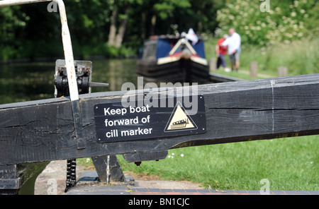 KANAL SPERREN BOOT CILL MARKER WARNSCHILD AUF EINEM BRITISCHEN KANAL SCHLEUSE, UK Stockfoto