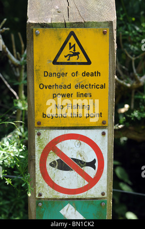 GEFAHR DES TODES WARNZEICHEN FÜR FISCHER WEGEN DER ELEKTRISCHEN LEITUNGEN AUF EINEM BRITISCHEN KANAL LEINPFAD Stockfoto