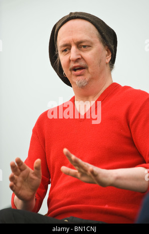 Rock Musikjournalist Nick Kent im Gespräch bei Hay Festival 2010 Hay on Wye Powys Wales UK abgebildet Stockfoto