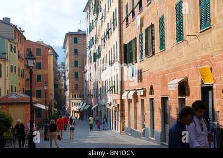 Traditionelle Rompe l ' oeil Fassaden säumen die Straßen von Camogli, Riviera di Levante, Italien Stockfoto