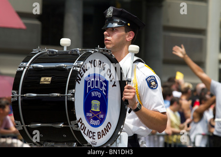 Ein Schlagzeuger mit der New York City Polizei-Band marschiert an der 2010 Gay-Pride-Parade in New York City Stockfoto