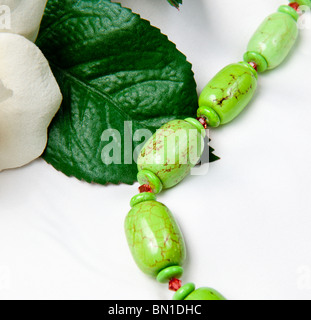 Eine Auswahl der grüne Hand gemacht Armbänder, Perlen und Schmuck gegen weiß Stockfoto