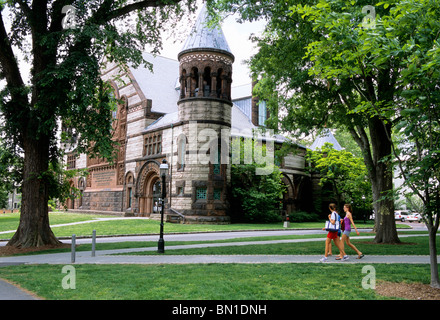 Studenten der Princeton University Alexander Hall laufen auf dem Campus in Princeton, New Jersey. Amerikanische Kultur Stockfoto