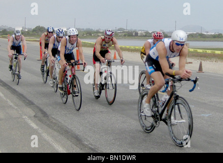 Generalmajor Jonathan Mason und 1st Lt. Scott Toander konkurrierten in der Streitkräfte-Triathlon-Meisterschaft 2010 Stockfoto