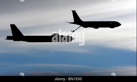 Eine b-52 Stratofortress von Minot Air Force Base, N.D. tankt aus einer KC-135 Stratotanker über dem Pazifischen Ozean während des Trainings. Stockfoto