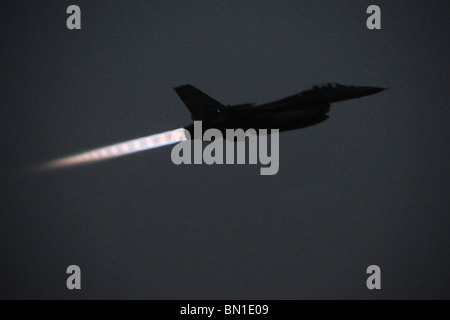 Eine f-16 Fighting Falcon zieht für eine Nacht-Mission von Joint Base Balad, Irak, 24. Mai 2010. Stockfoto