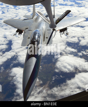 Eine f-15 Eagle von Elmendorf Air Force Base, Alaska, erhält Kraftstoff von einer KC-135 Stratotanker. Stockfoto