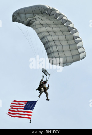 Ein Mitglied der 321st Special Tactics Squadron fliegt die amerikanische Flagge über "Iron Mike" Drop-Zone 5. Juni 2010, in der Normandie. Stockfoto