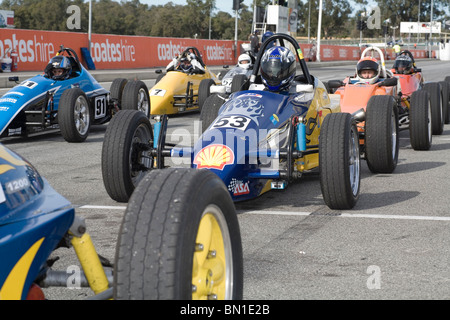 Formel Vee öffnen Wheeler Rennwagen aufgereiht auf der Dummy-Netz bereit zum Rennen. Barbagallo Raceway Westaustralien. Stockfoto