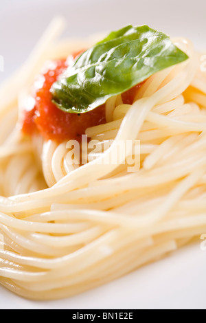 Engelshaar-Nudeln mit Marinara Sauce Stockfoto