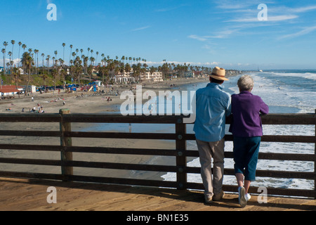 Älteres paar Anzeigen den Pazifischen Ozean von Oceanside Pier in Oceanside, Kalifornien, USA. Stockfoto