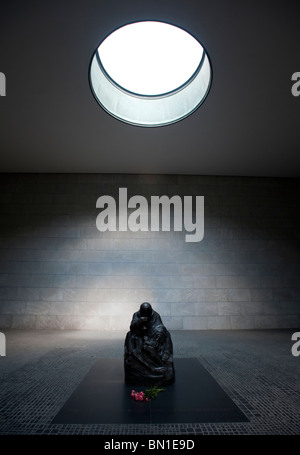 Innenraum der neuen Wache Kriegerdenkmal in Mitte Berlin Deutschland Stockfoto