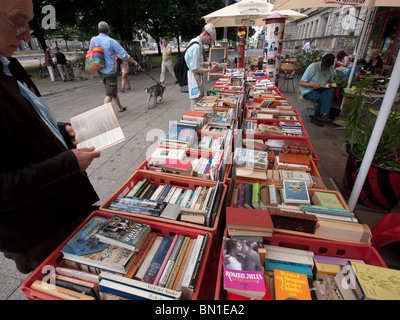 Gebrauchte Bücher zum Verkauf im böhmischen Café und Buchladen Tasso auf der Karl-Marx-Allee im ehemaligen Ost-Berlin in Deutschland Stockfoto