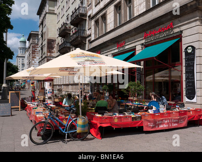 Gebrauchte Bücher zum Verkauf im böhmischen Café und Buchladen Tasso auf der Karl-Marx-Allee im ehemaligen Ost-Berlin in Deutschland Stockfoto